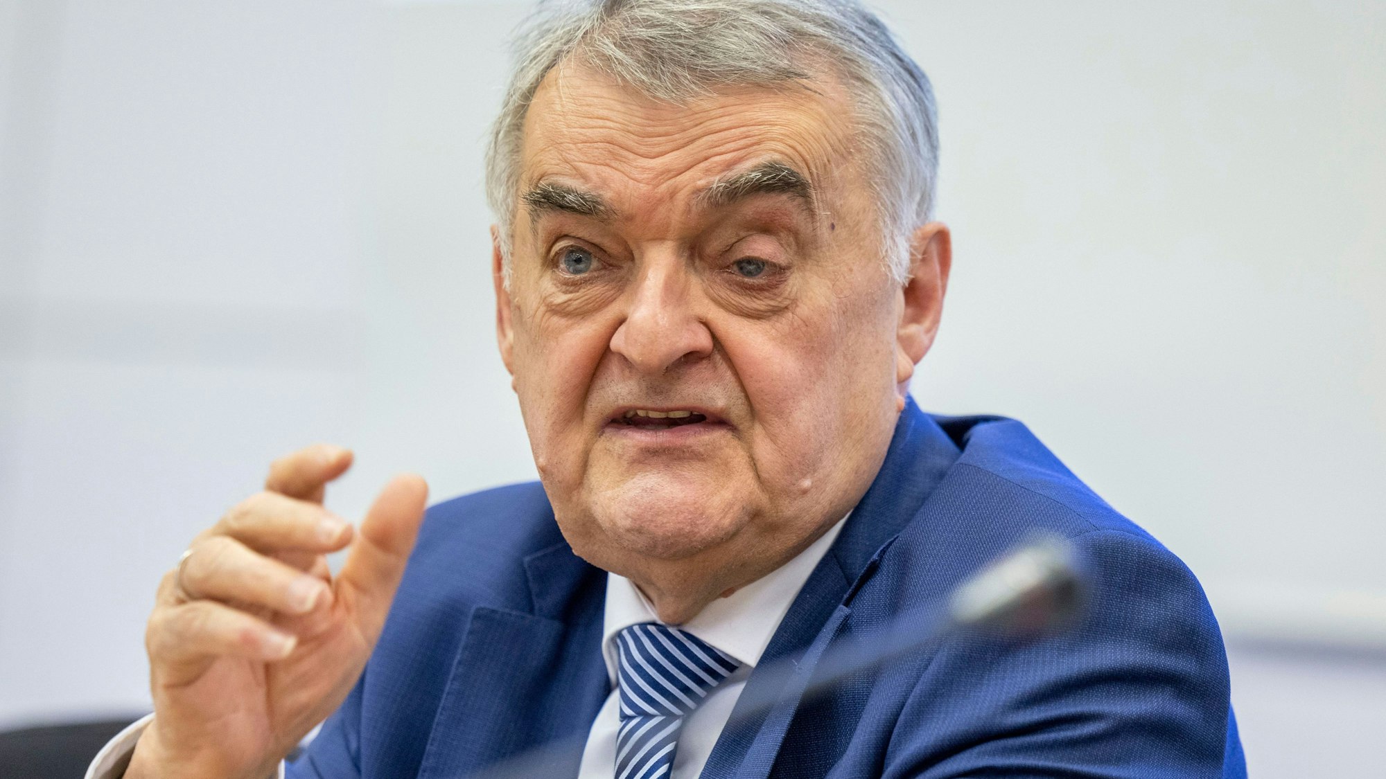 Herbert Reul spricht.