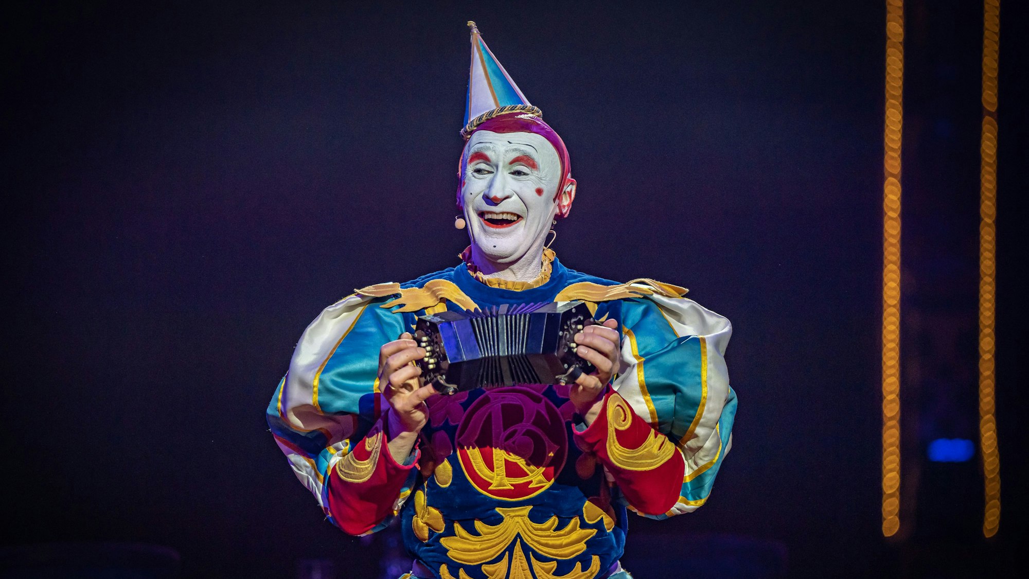 Weißclown Gensi ist ein Publikumsmagnet im Circus-Theater Roncalli.