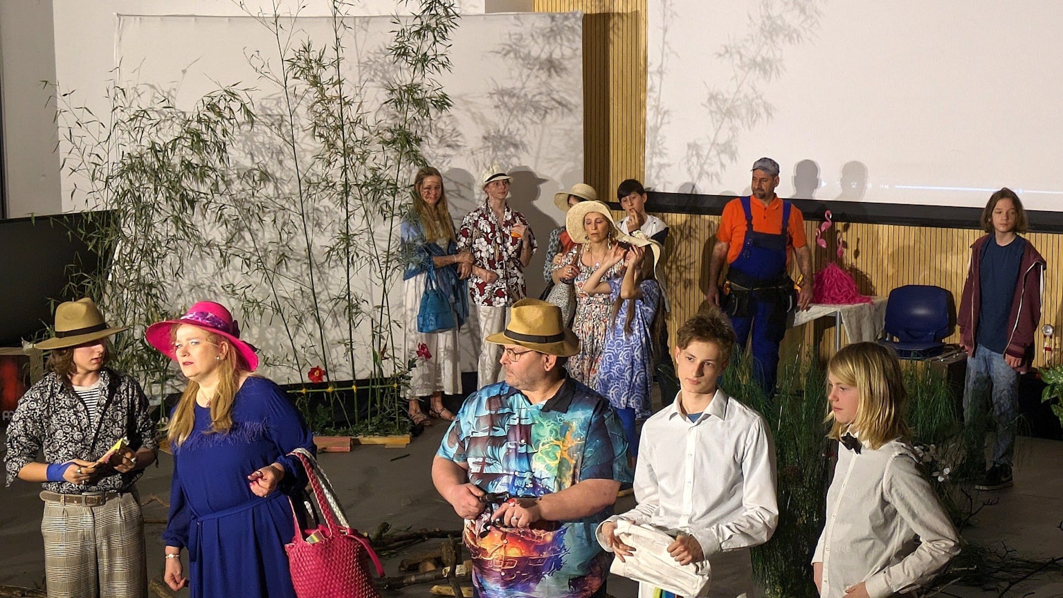 Schauspieler stehen auf der Theaterbühne.