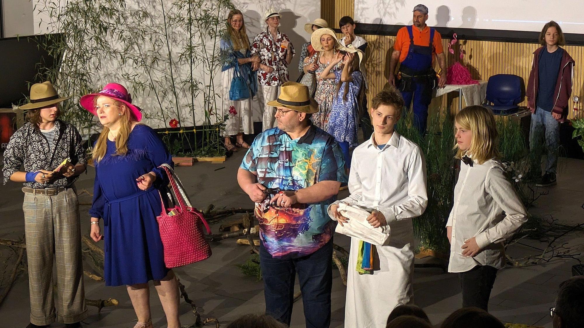 Schauspieler stehen auf der Theaterbühne.