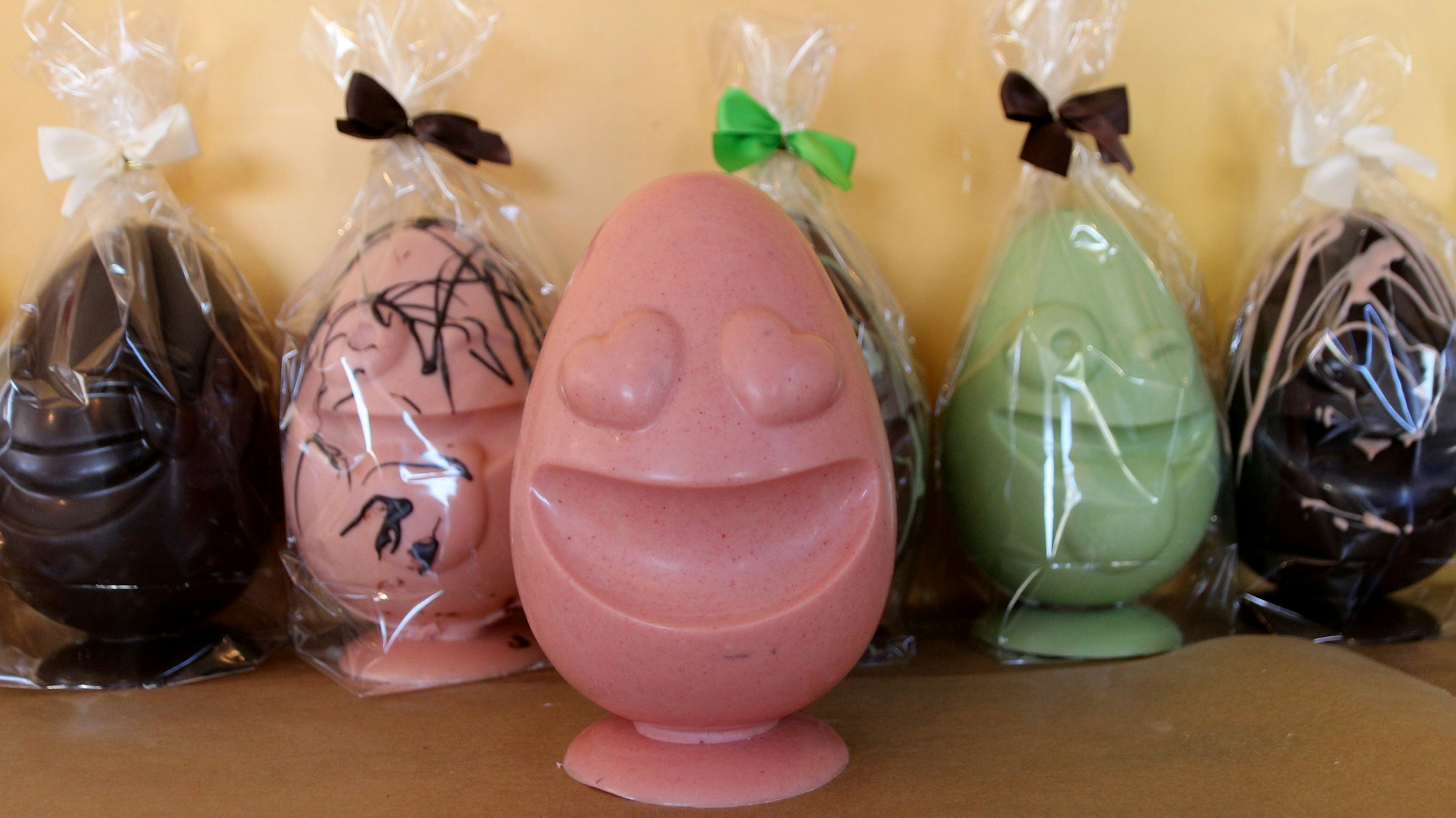 Zu sehen sind Ostereier in unterschiedlichen Farben.