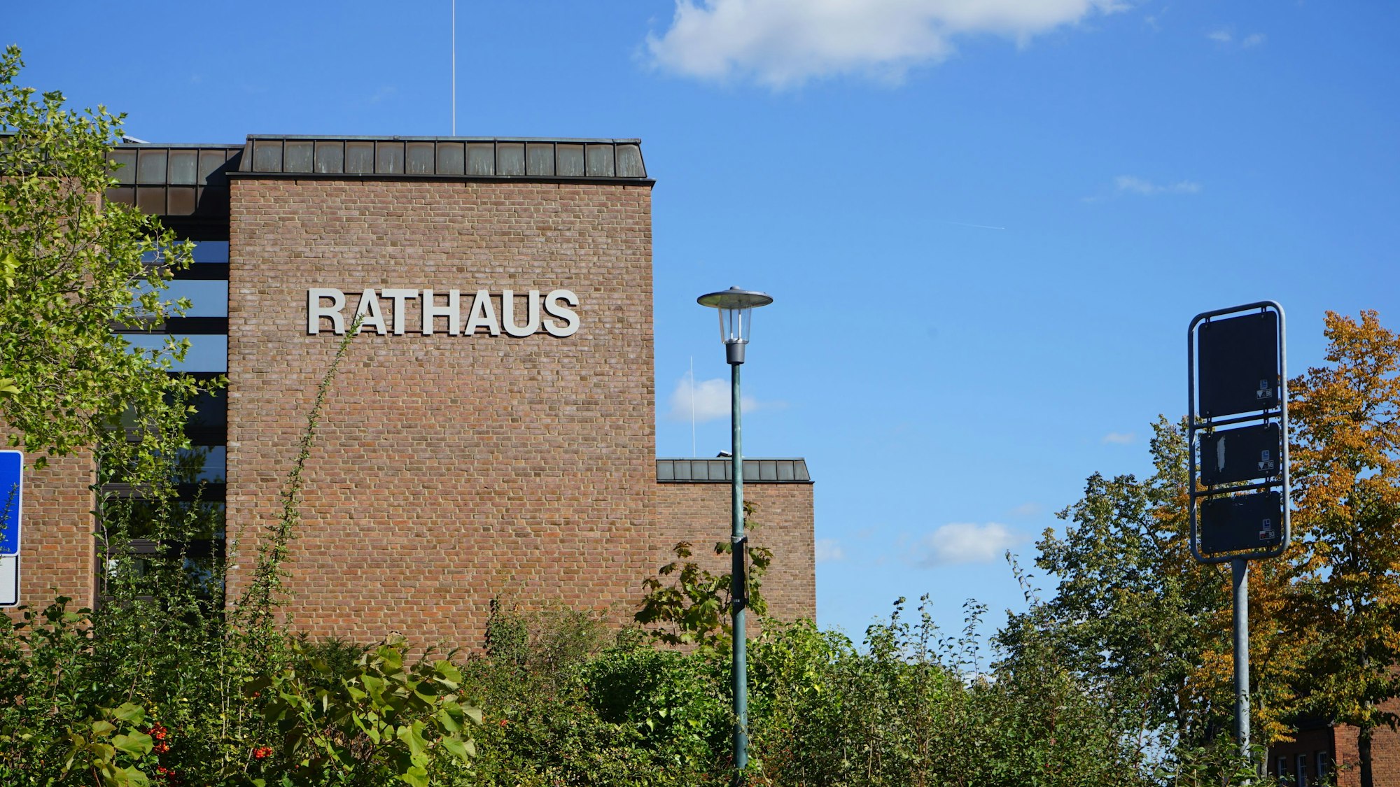 Zu sehen ist ein Gebäude aus Backstein vor blauem Himmel.