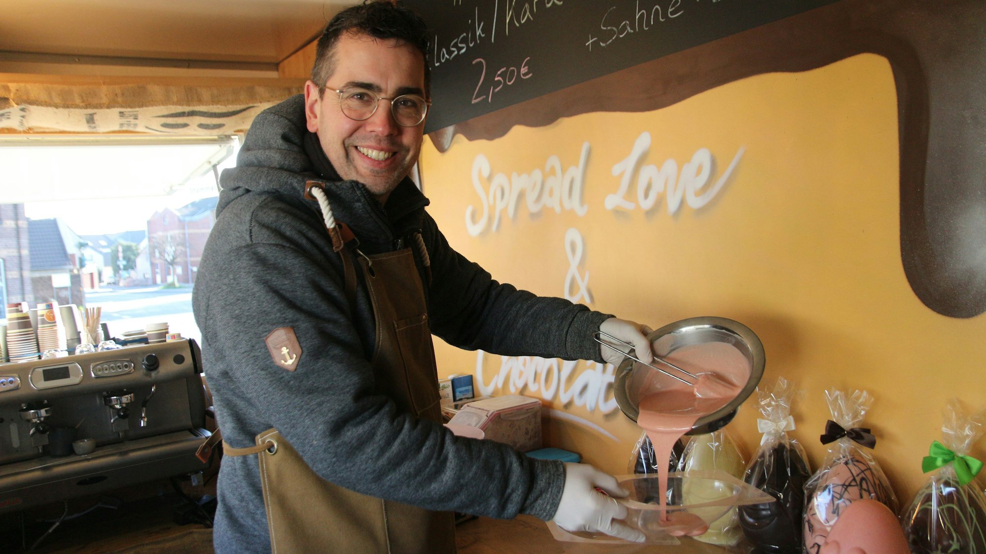 Der Chocolatier gießt flüssige Schokolade in eine Schüssel.