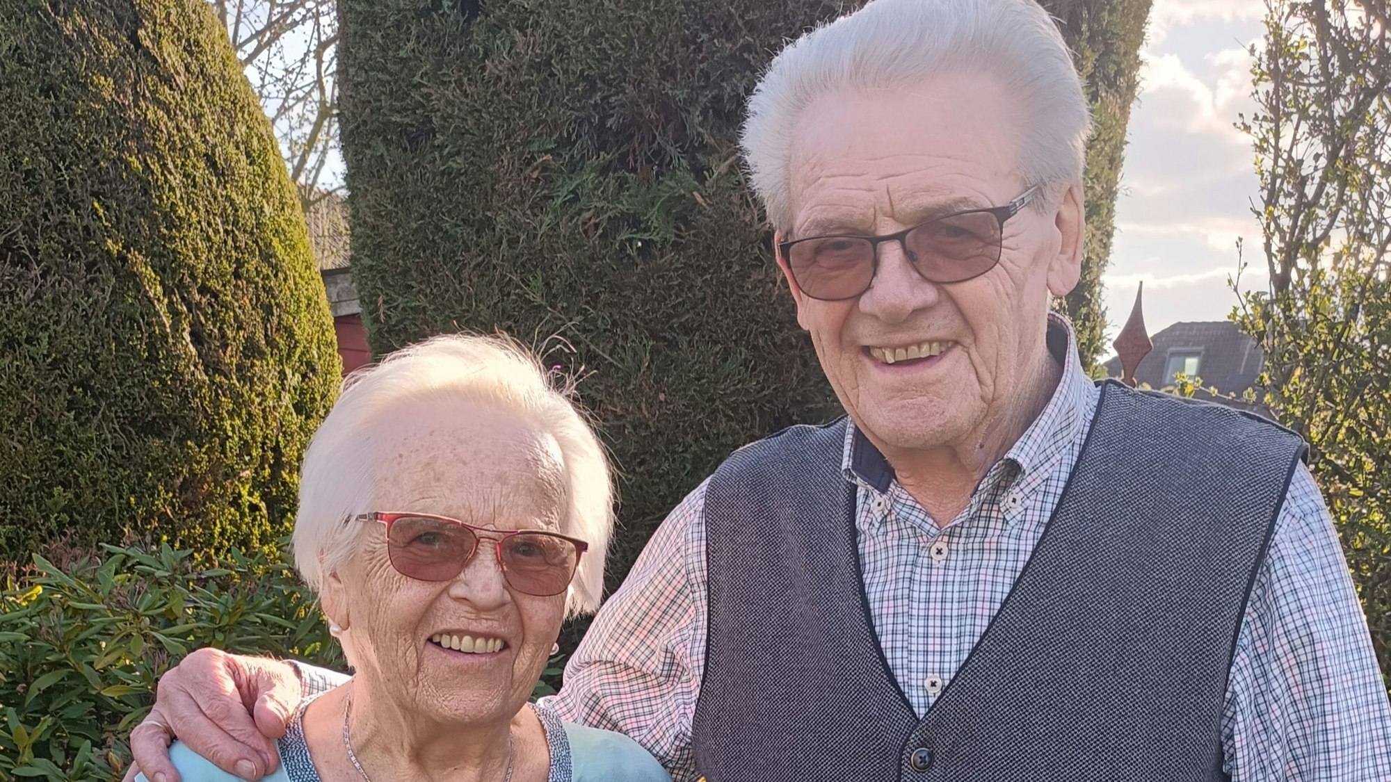 Ein altes Ehepaar mit getönten Brillen.