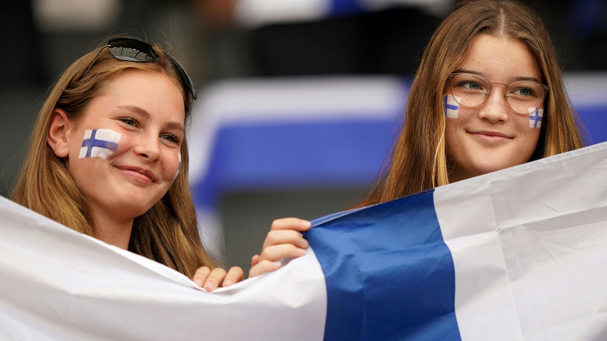 Zwei Finninnen jubeln bei der Fußball-EM der Frauen 2022: In Finnland leben die glücklichsten Menschen der Welt. (Archivbild)