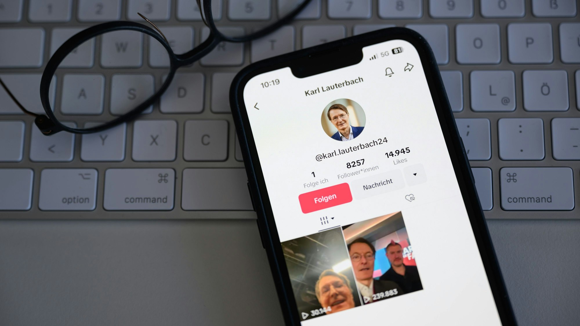 Auf einem Smartphone ist der Account von Karl Lauterbach (SPD), Bundesgesundheitsminister, auf der Plattform TikTok zu sehen.