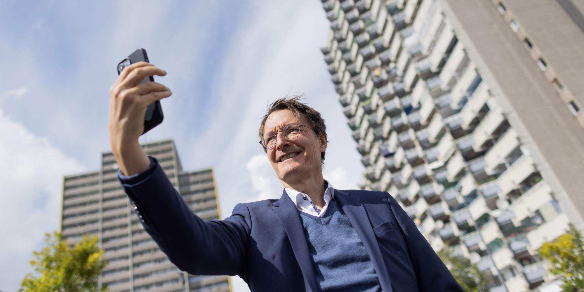 ARCHIV - 31.08.2023, Nordrhein-Westfalen, Köln: Karl Lauterbach (SPD), Bundesgesundheitsminister, macht ein Selfie bei einem Rundgang im Stadtteil Chorweiler während seines Besuchs in der «dieKümmerei». Bundesgesundheitsminister Karl Lauterbach ist jetzt auch auf der Kurzvideo-Plattform Tiktok aktiv.