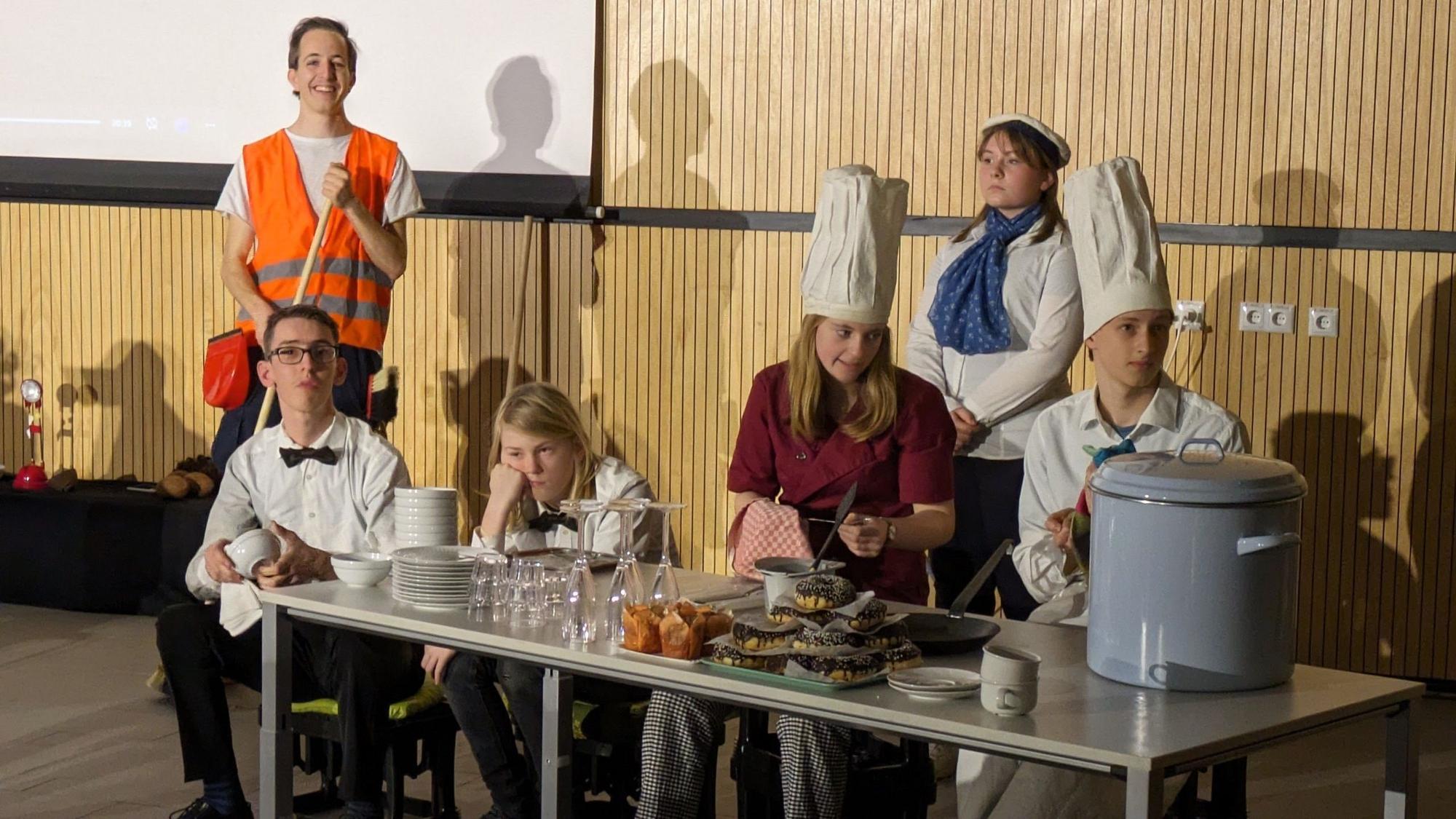 Schauspieler stellen eie Szene in einer Schiffsküche dar,