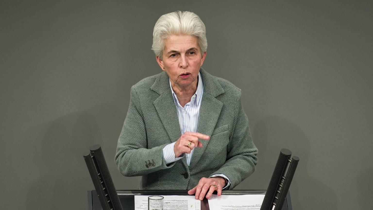 Auf dem Foto ist die FDP-Politikerin Marie-Agnes Strack-Zimmermann während einer Rede im Bundestag zu sehen.