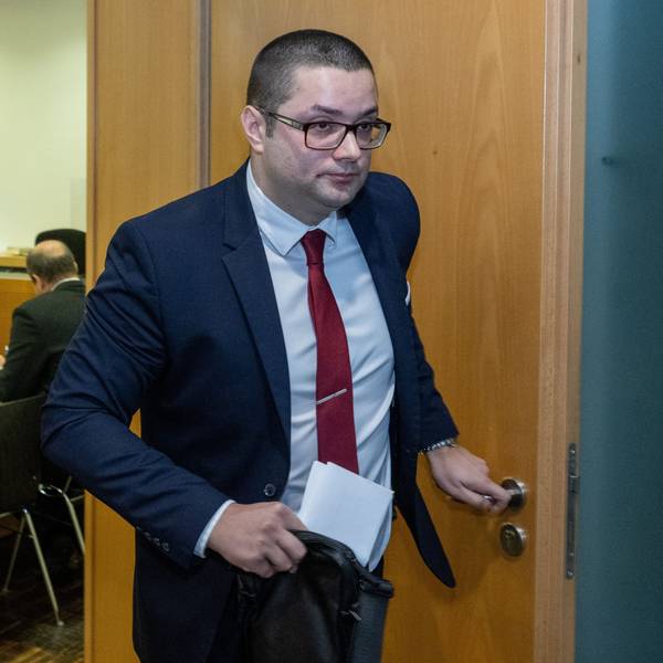 AfD-Politiker Andreas Jurca verlässt im Augsburger Strafjustizzentrum einen Gerichtssaal, nachdem er in einem Prozess als Zeuge ausgesagt hatte. (Archivbild)