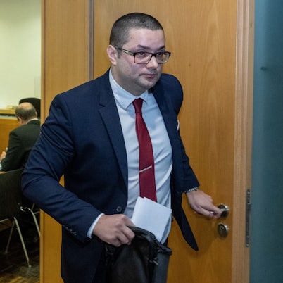 AfD-Politiker Andreas Jurca verlässt im Augsburger Strafjustizzentrum einen Gerichtssaal, nachdem er in einem Prozess als Zeuge ausgesagt hatte. (Archivbild)