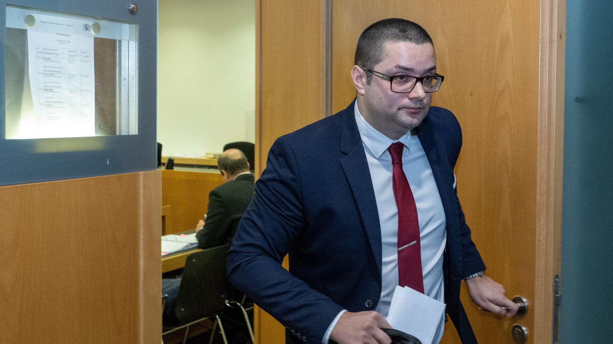 AfD-Politiker Andreas Jurca verlässt im Augsburger Strafjustizzentrum einen Gerichtssaal, nachdem er in einem Prozess als Zeuge ausgesagt hatte. (Archivbild)