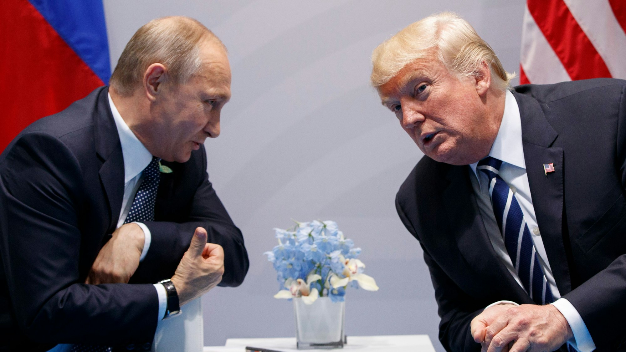 Wladimir Putin (l.) und Donald Trump unterhalten sich auf dem G20-Gipfel in Hamburg im Jahr 2017.