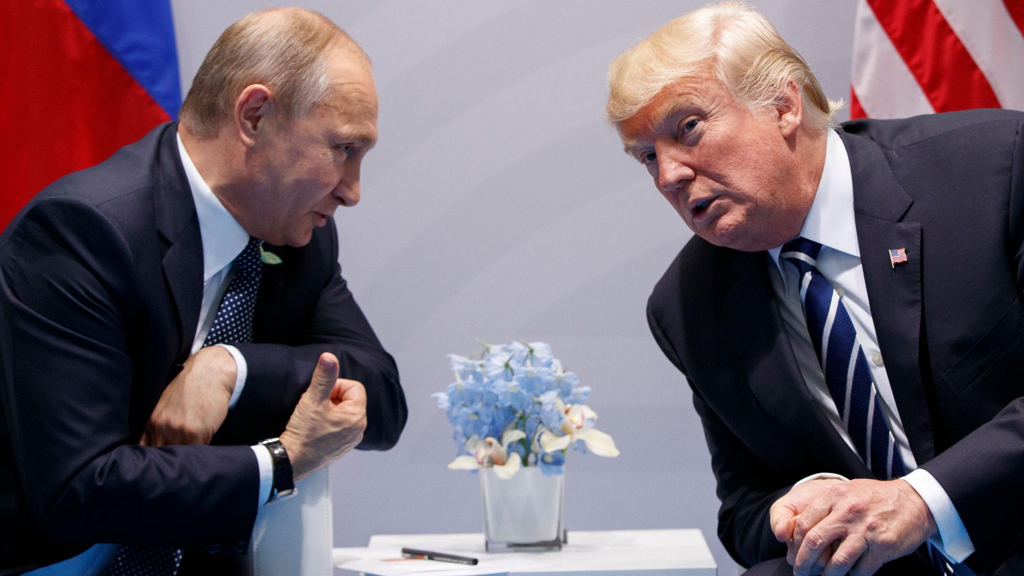 Wladimir Putin zusammen mit Donald Trump im Jahr 2017 in Hamburg.