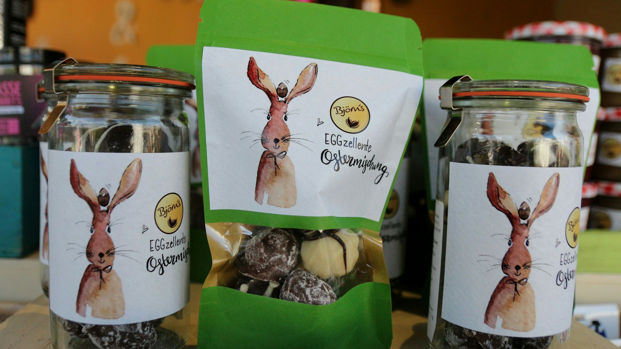 Köstlichkeiten in Gläser und Tüten.