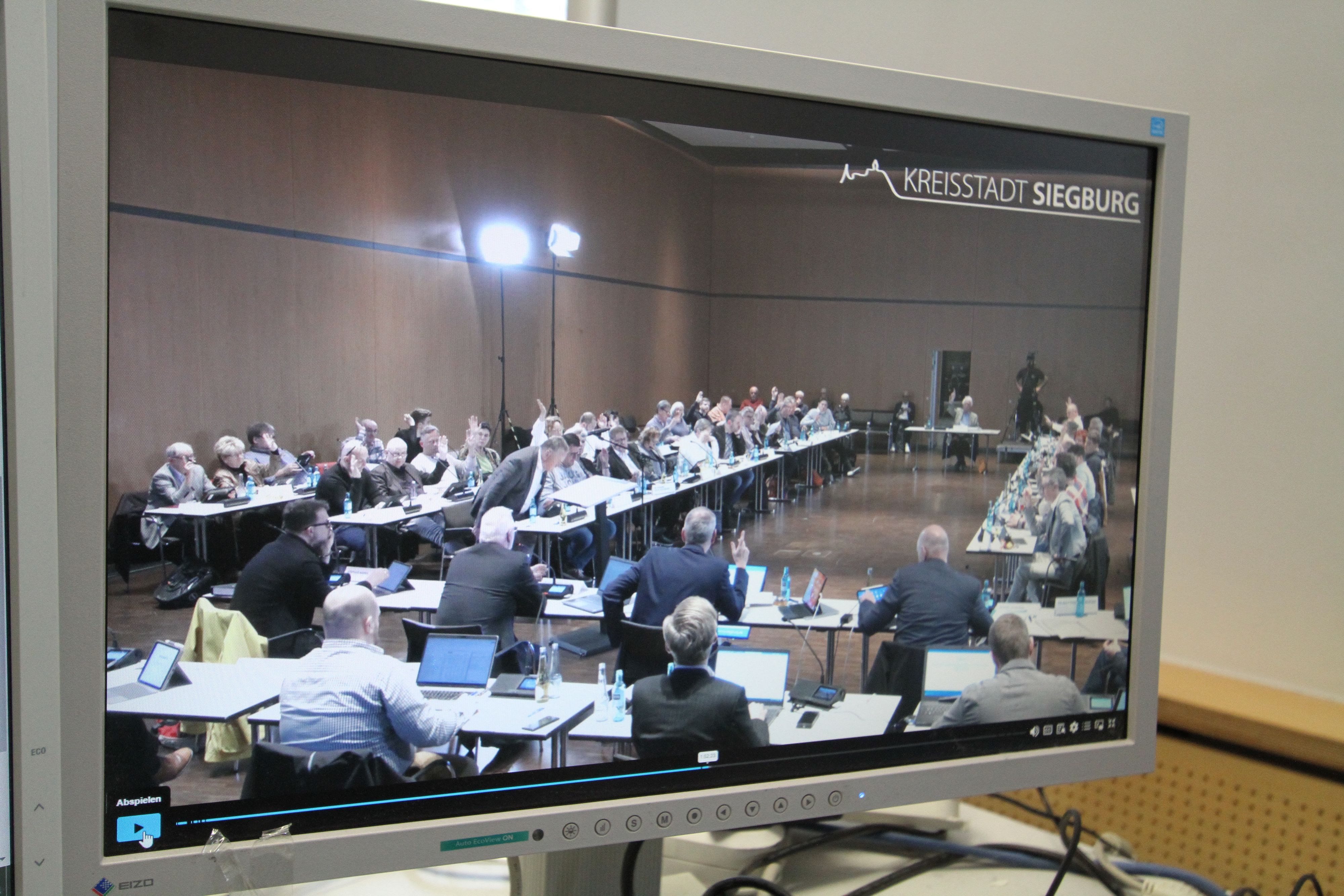 Auf einem Computermonitor läuft der Livestream einer Ratssitzung