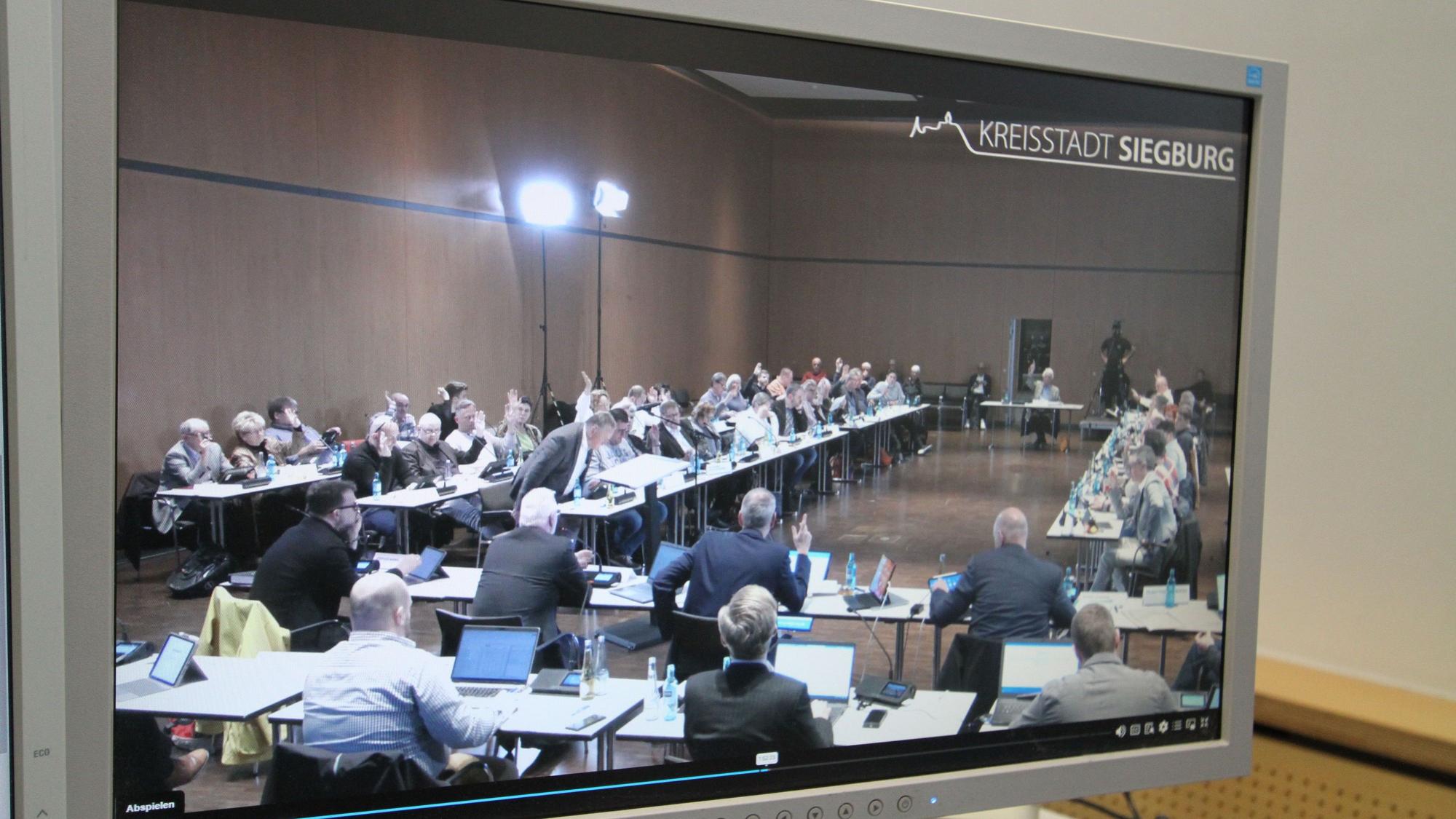 Auf einem Computermonitor läuft der Livestream einer Ratssitzung