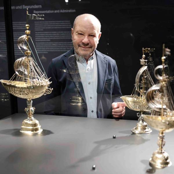 Sammler Thomas Olbricht vor einer Armada Trinkgefäße in Schiffsform.