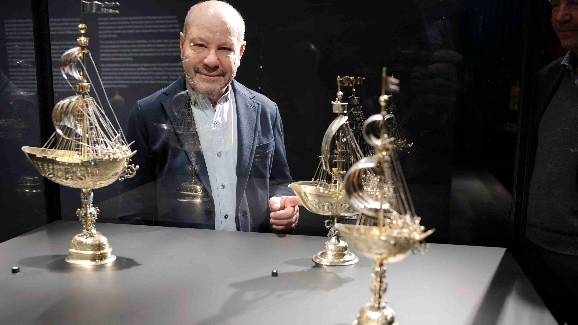 Sammler Thomas Olbricht vor einer Armada Trinkgefäße in Schiffsform.