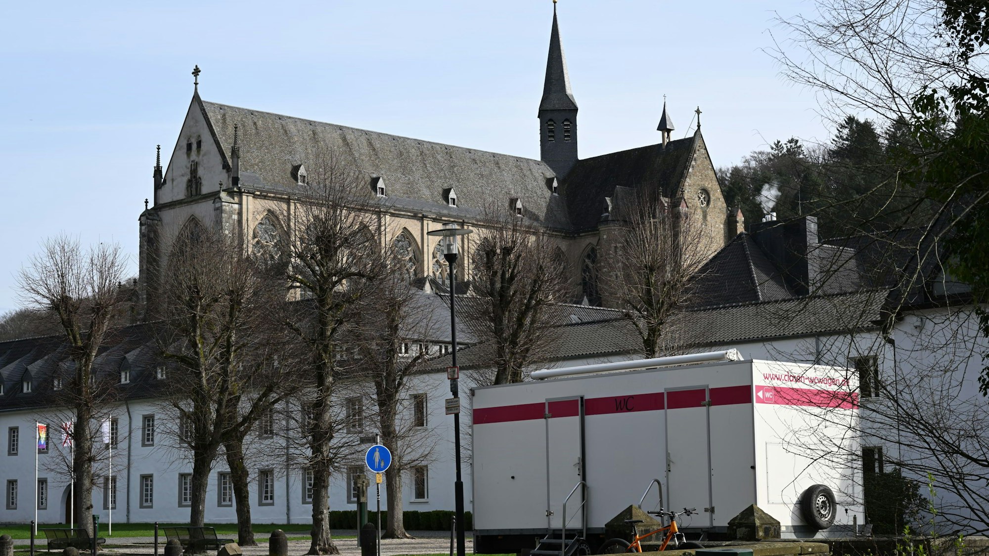 Ein mobiler Toilettenwagen steht vor dem Altenberger Dom.