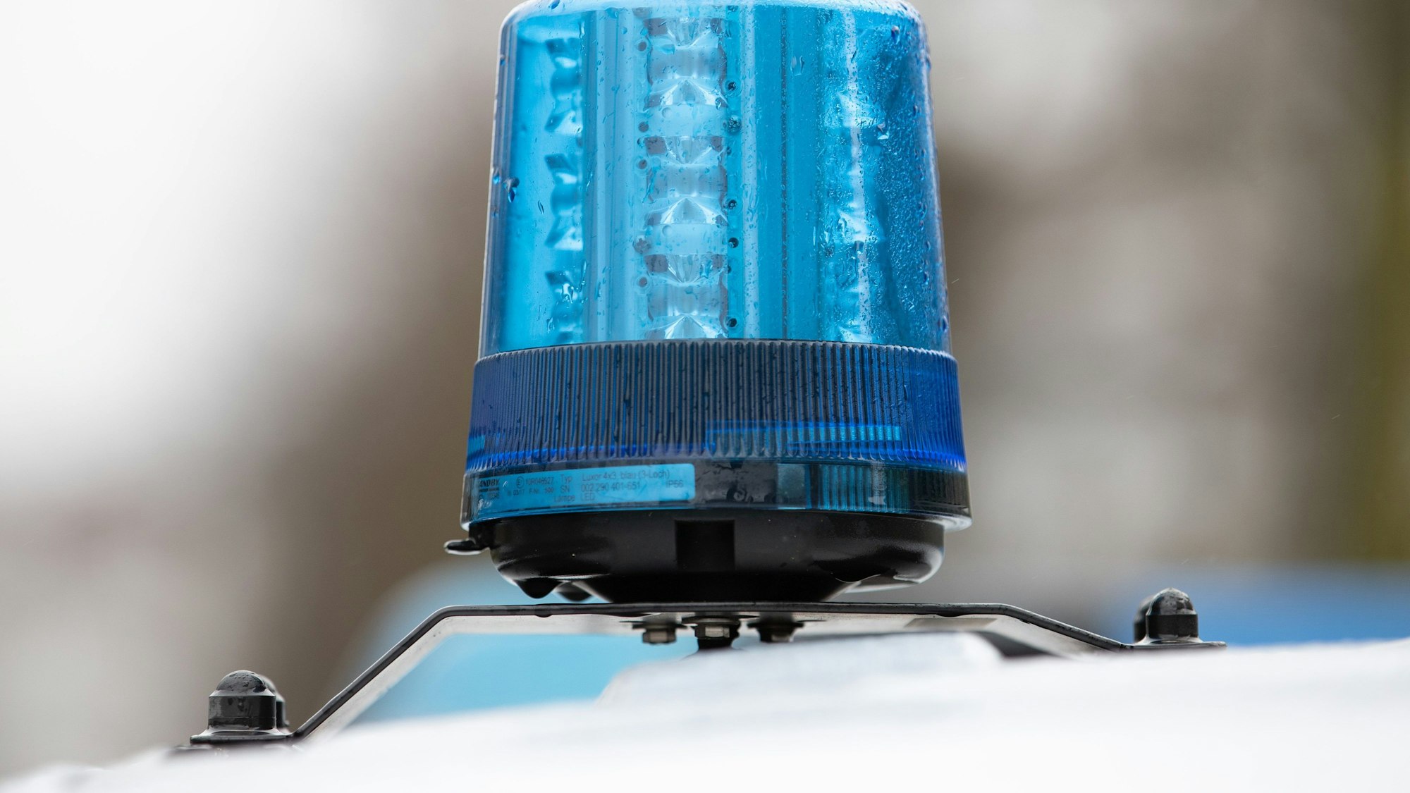 Das Blaulicht eines Polizei-Einsatzwagens. Auf der A 61 wurde erneut ein Drogenkurier gefasst.