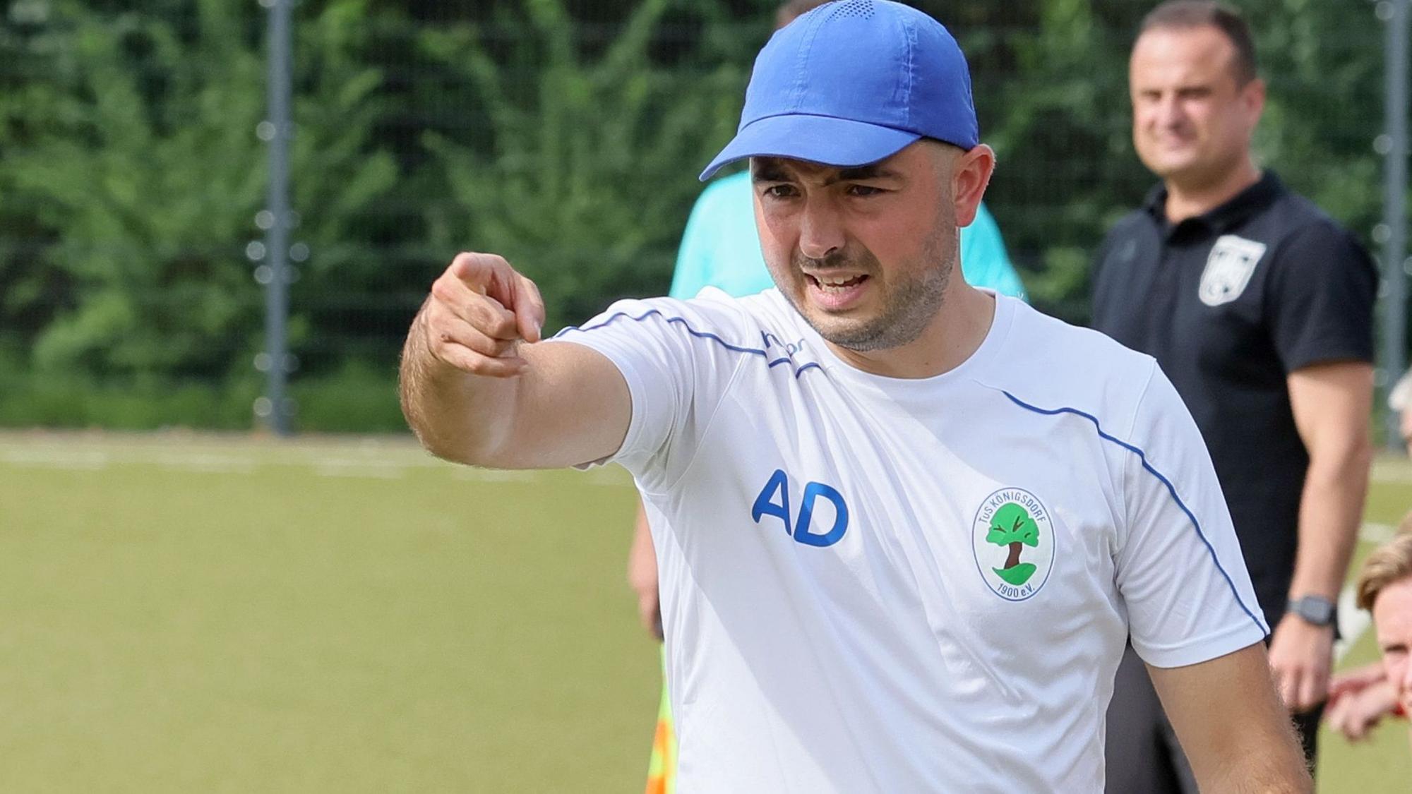 Auf dem Foto ist Albert Deuker, Trainer von BW Königsdorf zu sehen.