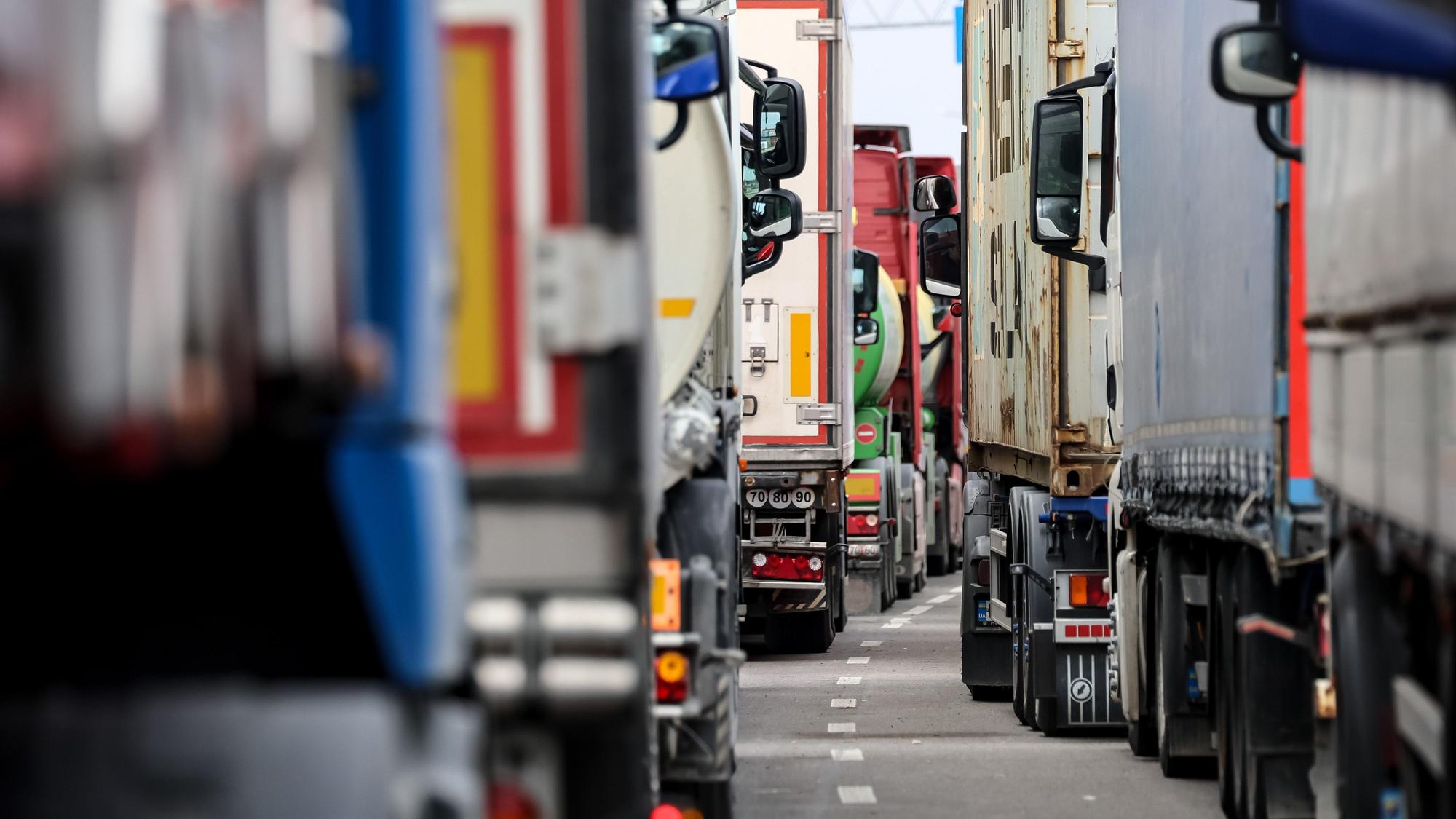 Lastwagen stehen in langen Schlangen hintereinander, um die Grenze in Medyka zu überqueren.
