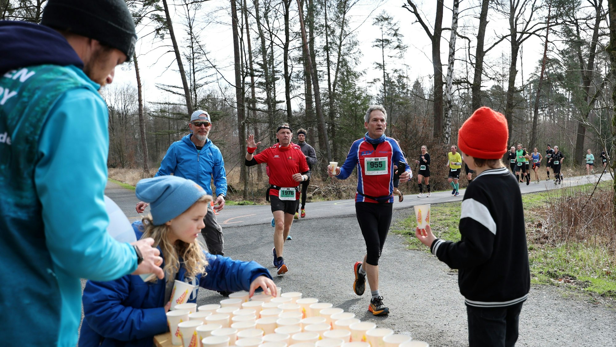 Eine Getränkestation im Wald.