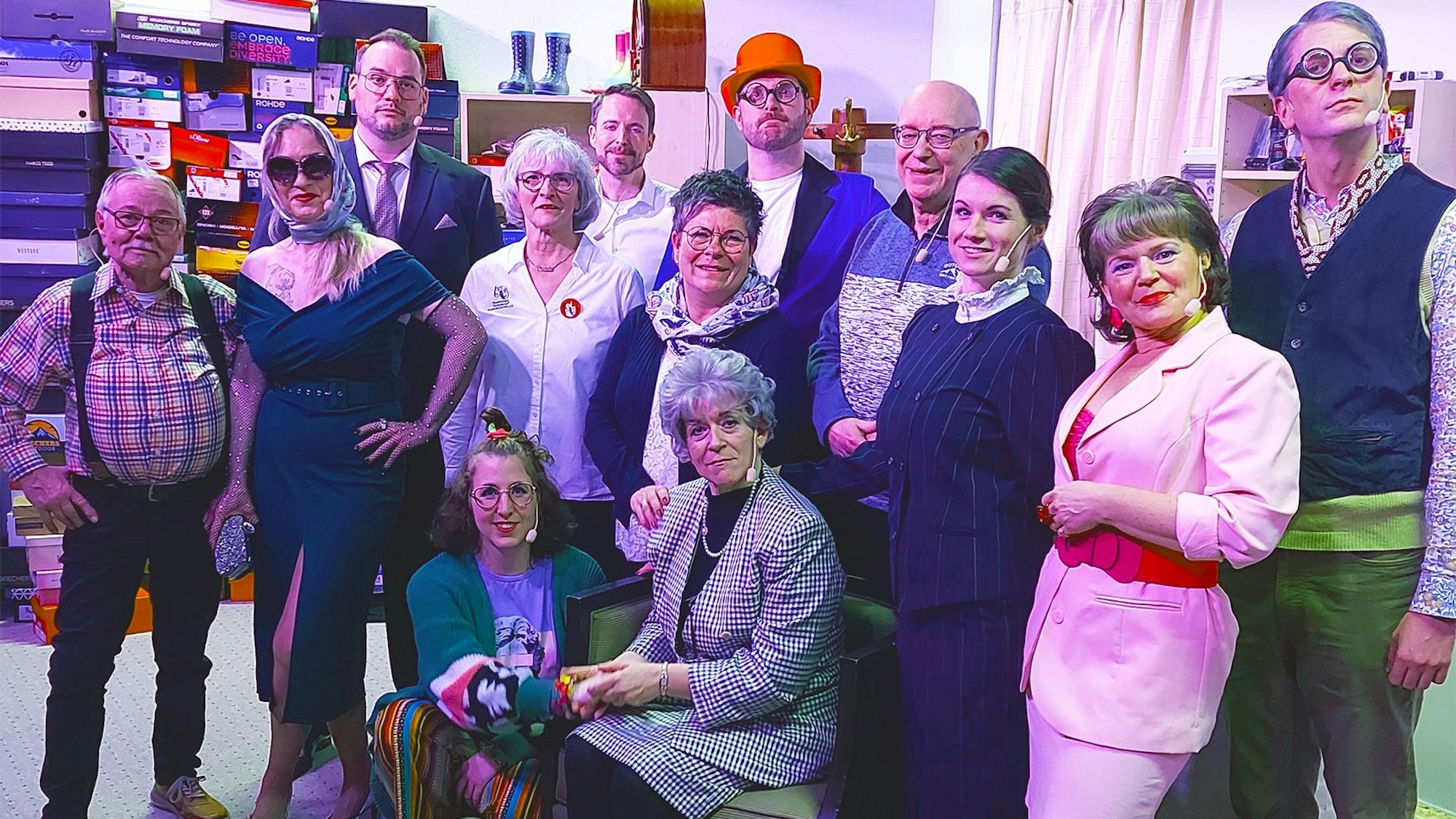 Das Ensemble hat sich in Kostümen zum Gruppenfoto aufgestellt.