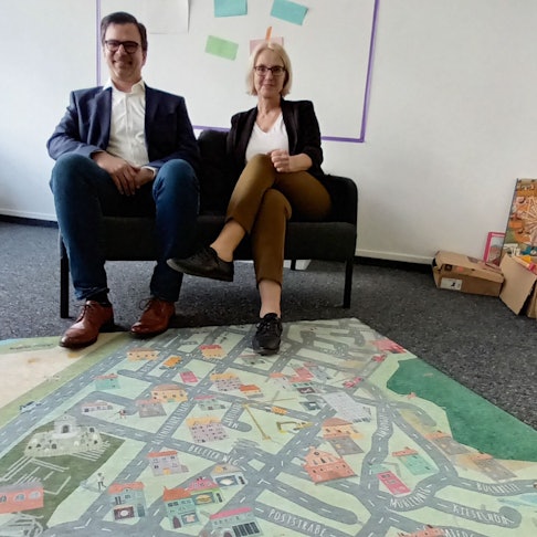 Eine Frau und ein Man sitzen auf einem Sofa