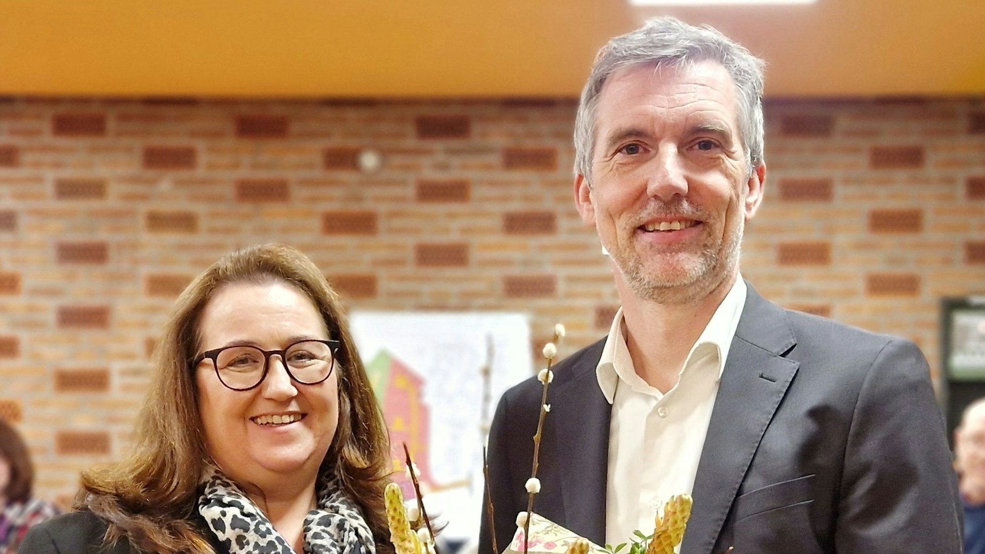 Rösraths Bürgermeisterin Bondina Schulze (l.) gratulierte Martin Stolte zu seiner Wahl zum Ersten Beigeordneten.