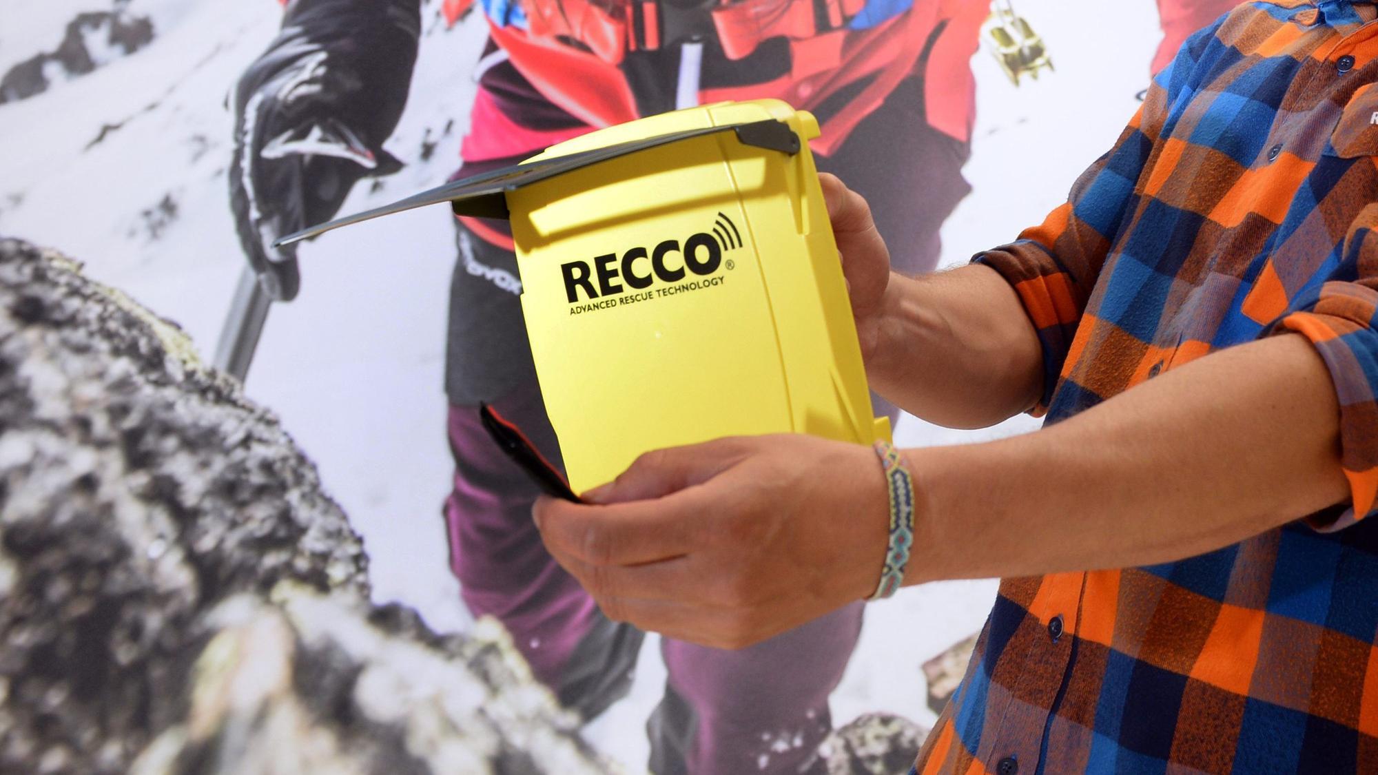 Eine Person zeigt einen Tag vor Beginn der Messe Outdoor, bei einem Presserundgang einen Lawinenopferdetektor des Herstellers Recco.