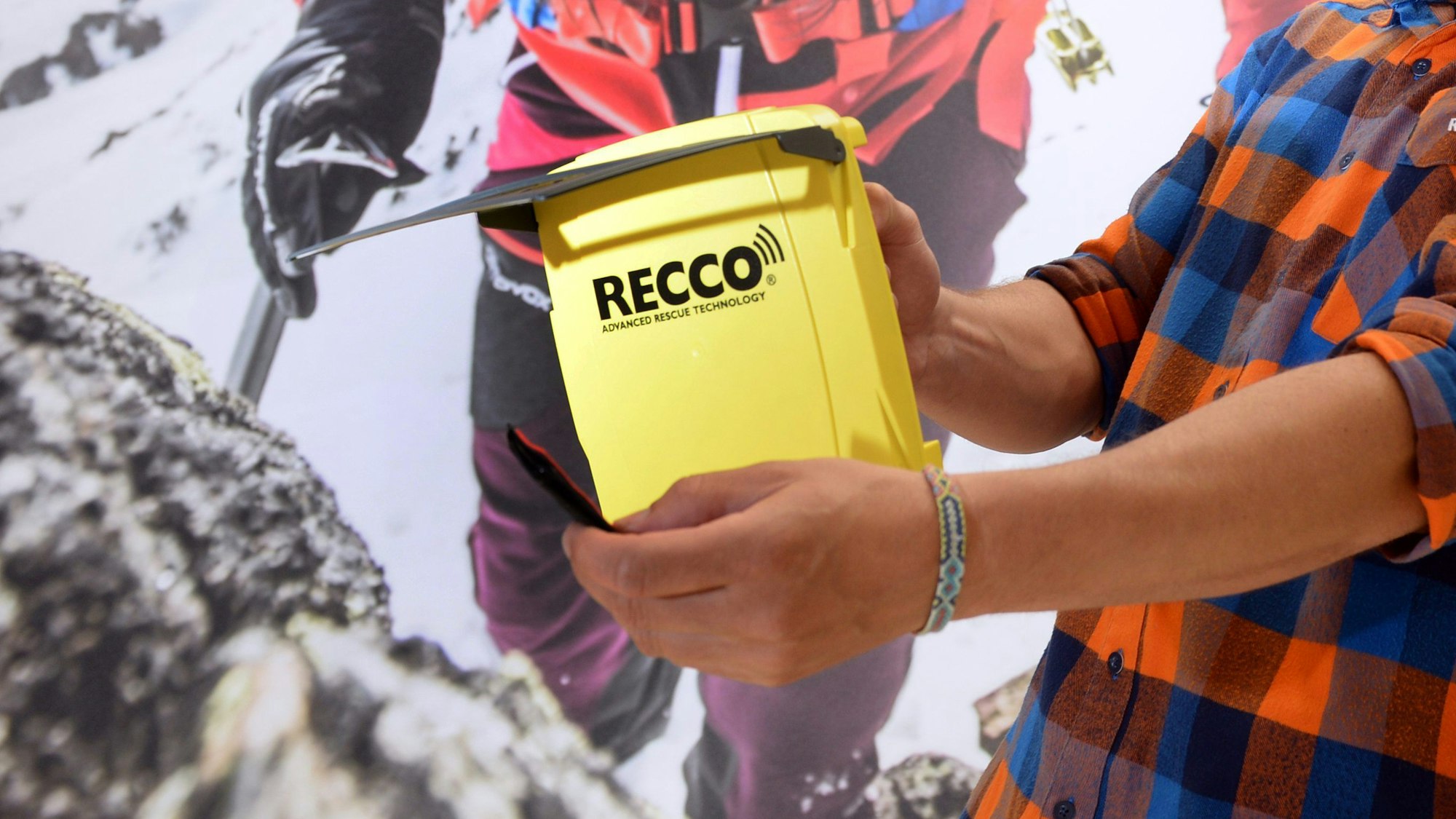Eine Person zeigt einen Tag vor Beginn der Messe Outdoor, bei einem Presserundgang einen Lawinenopferdetektor des Herstellers Recco.