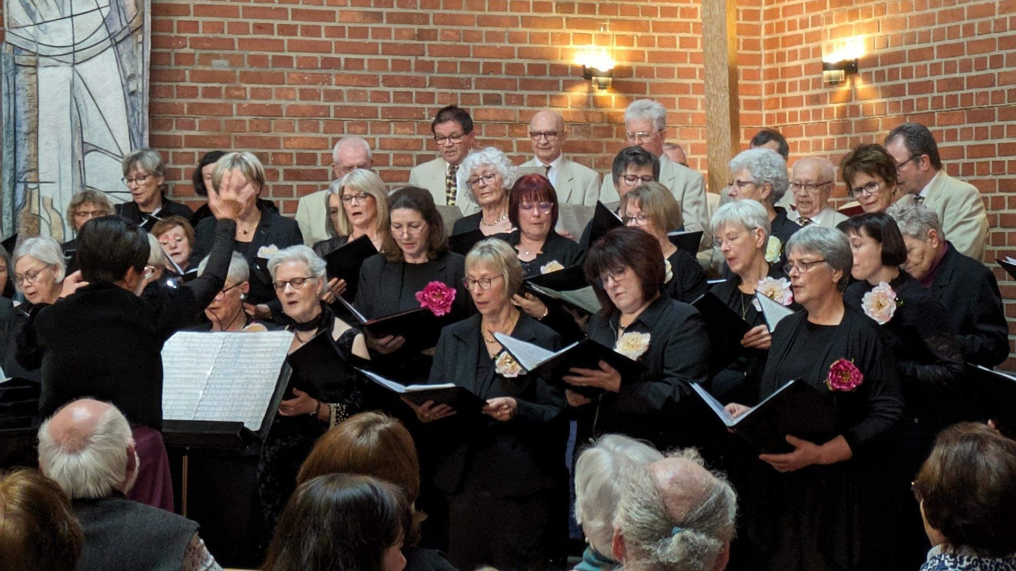 Der Frauenchor Rheinbach in der Gnadenkirche mit dem Frauenchor Hürth und dem MGV Sechtem.