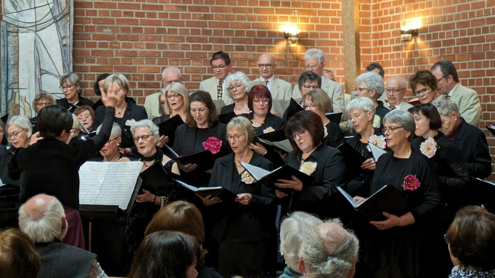 Der Frauenchor Rheinbach in der Gnadenkirche mit dem Frauenchor Hürth und dem MGV Sechtem.