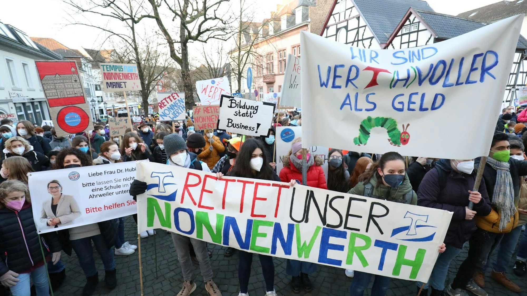 Menschen mit Bannern und Plakaten.