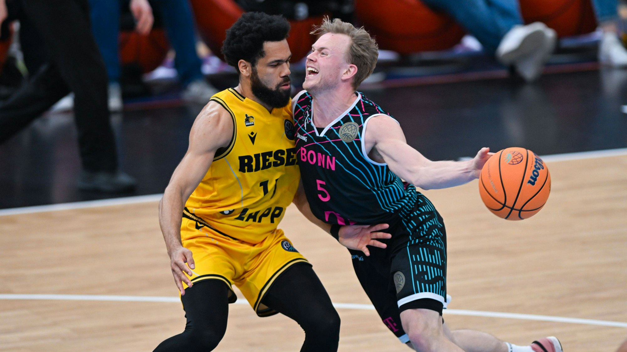 Harald Frey versucht, mit dem Ball, an Silas Melson vorbeizukommen.