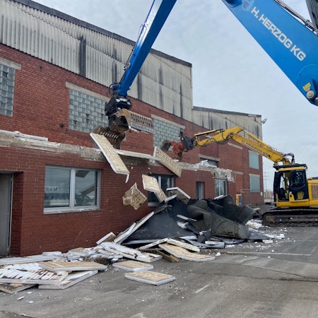 Auf dem Bild sind Abbrucharbeiten zu sehen.