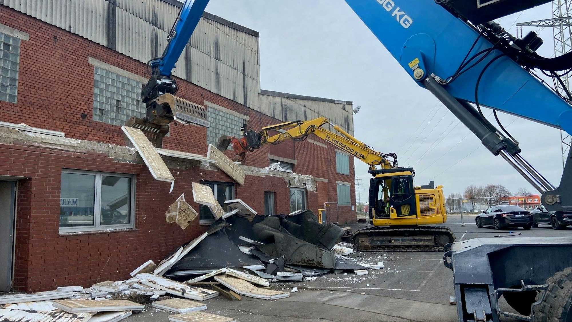 Auf dem Bild sind Abbrucharbeiten zu sehen.