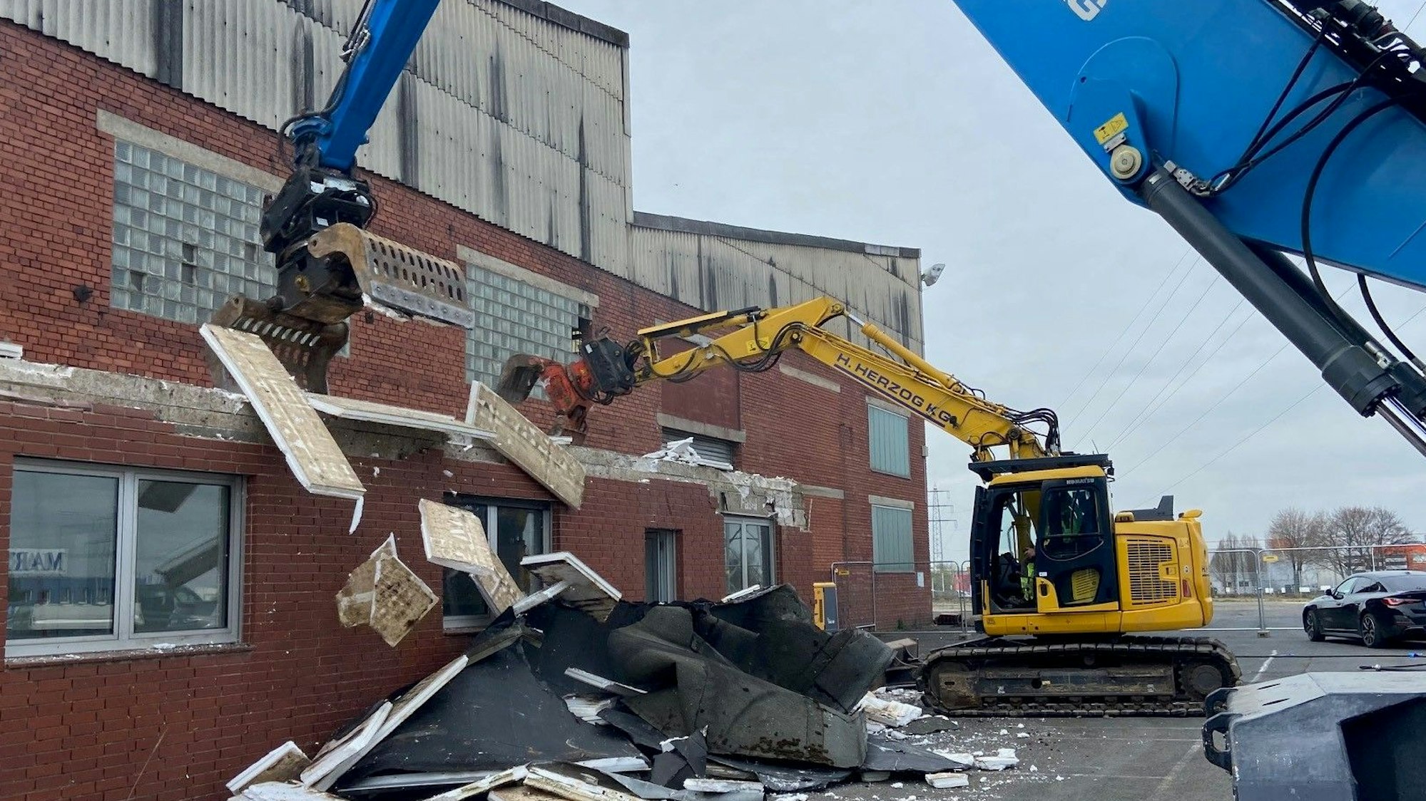 Auf dem Bild sind Abbrucharbeiten zu sehen.