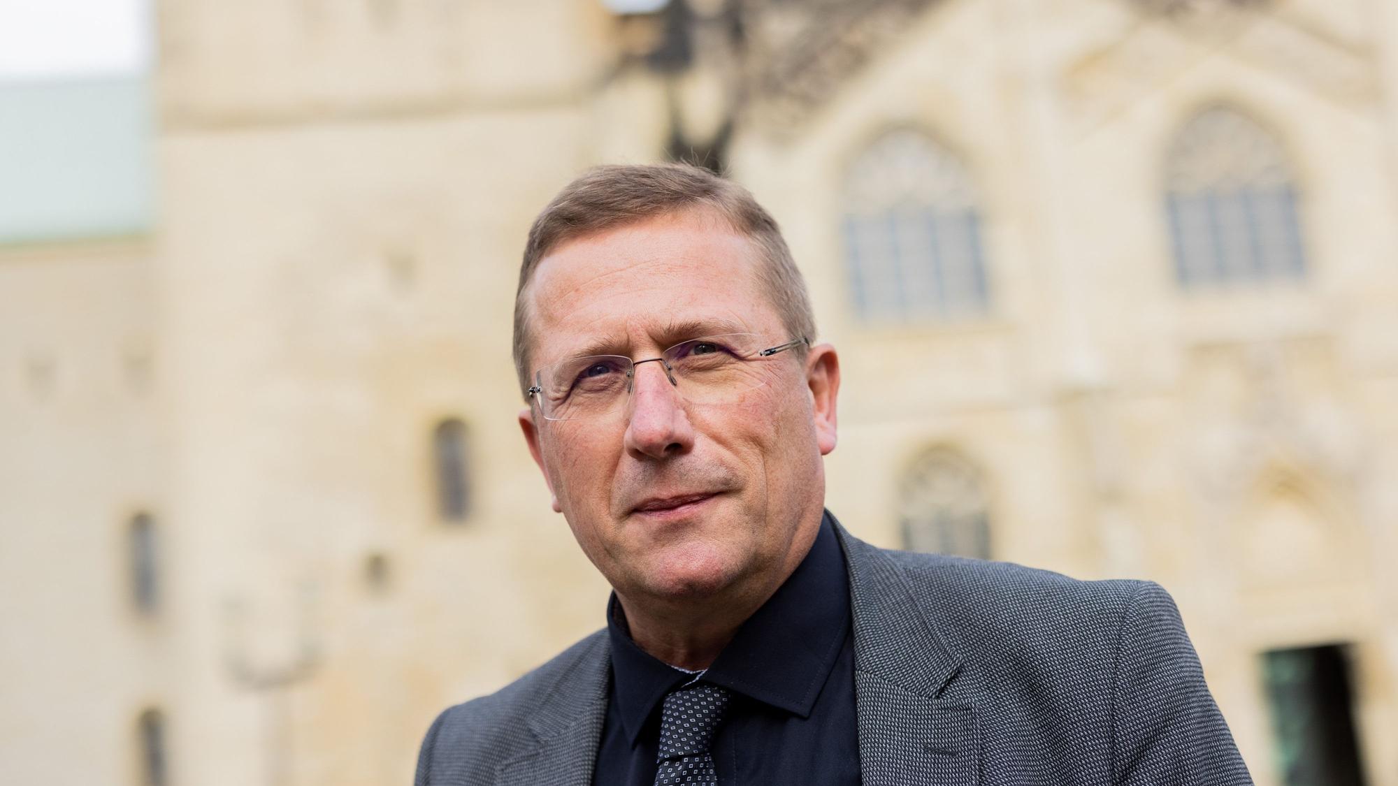 ARCHIV - 11.10.2021, Nordrhein-Westfalen, Münster: Thomas Schüller, Theologe und Kirchenrechtler, steht vor dem Münsteraner Dom. (zu dpa: «Kirchenrechtler: Papst versetzt Bätzing «Schlag in die Magengrube»») Foto: Rolf Vennenbernd/dpa +++ dpa-Bildfunk +++