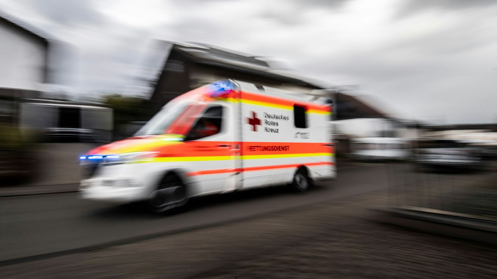 An einer Schule in Dresden mussten die Rettungskräfte anrücken – hier wurde Reizgas versprüht (Symbolbild).