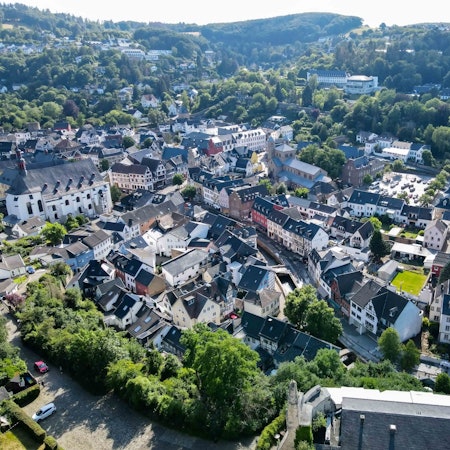 Luftbild des historischen Stadtkerns von Bad Münstereifel.