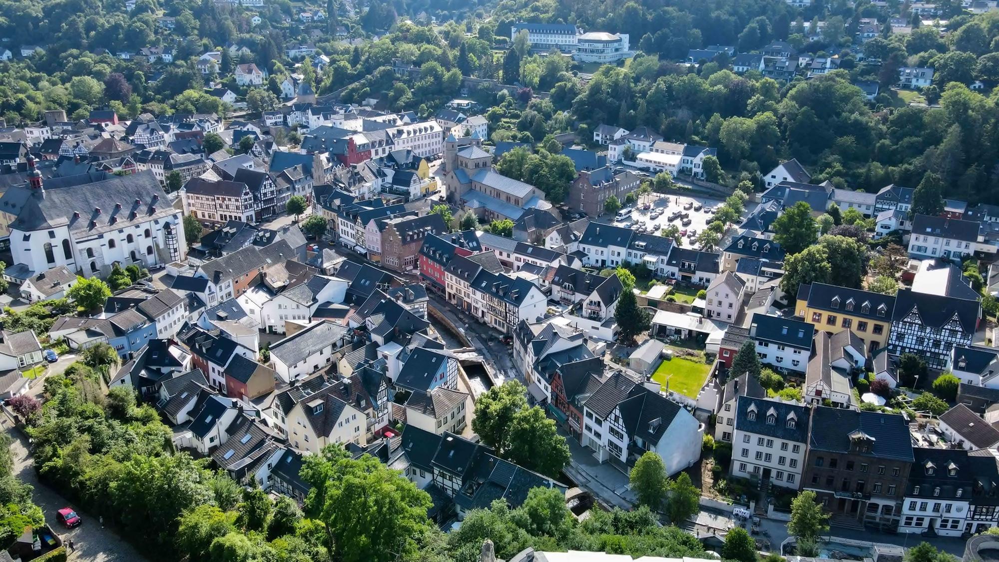 Luftbild des historischen Stadtkerns von Bad Münstereifel.