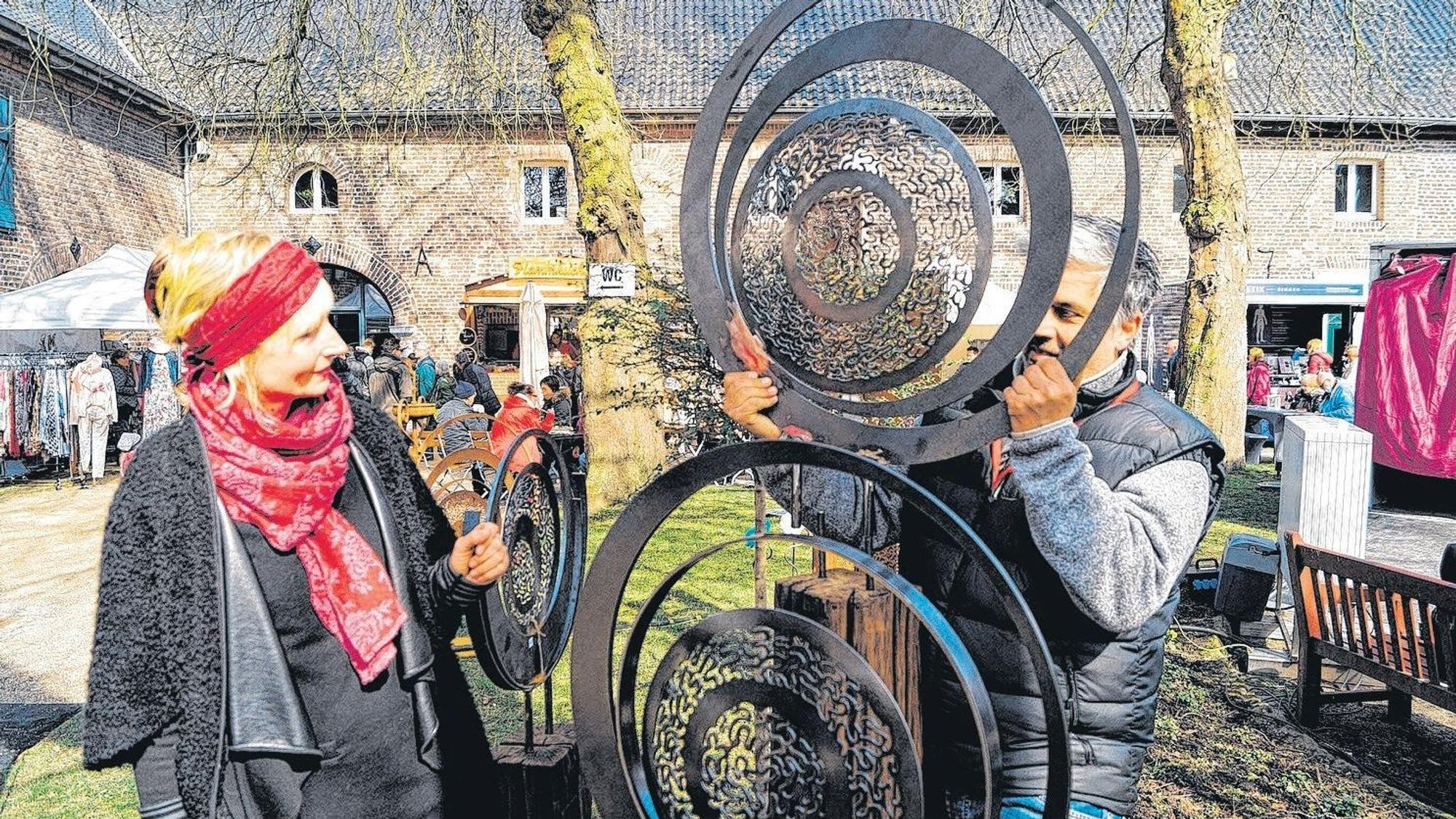 Auf dem Foto sind Andrea Barnett und Stephan Leuschner zu sehen. Sie stellten in früheren Jahren unter anderem Metallskulpturen im Schlosshof aus.