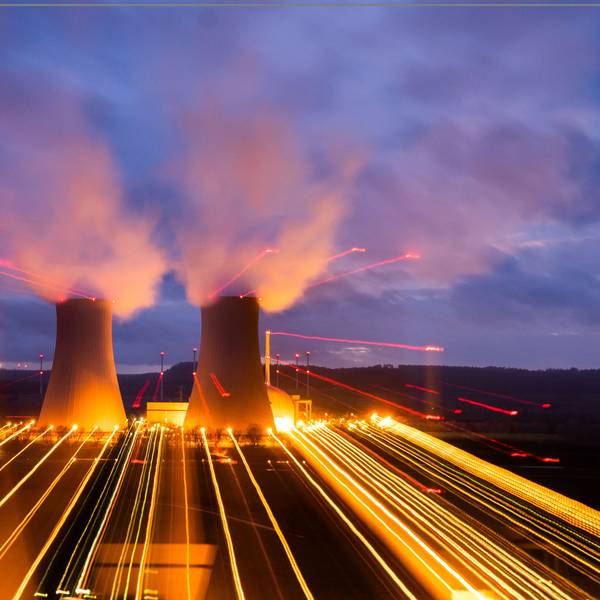 Dampf steigt aus den Kühltürmen des Atomkraftwerks Grohnde auf (Langzeitbelichtung mit Zoomeffekt).