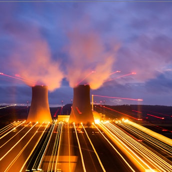 Dampf steigt aus den Kühltürmen des Atomkraftwerks Grohnde auf (Langzeitbelichtung mit Zoomeffekt).