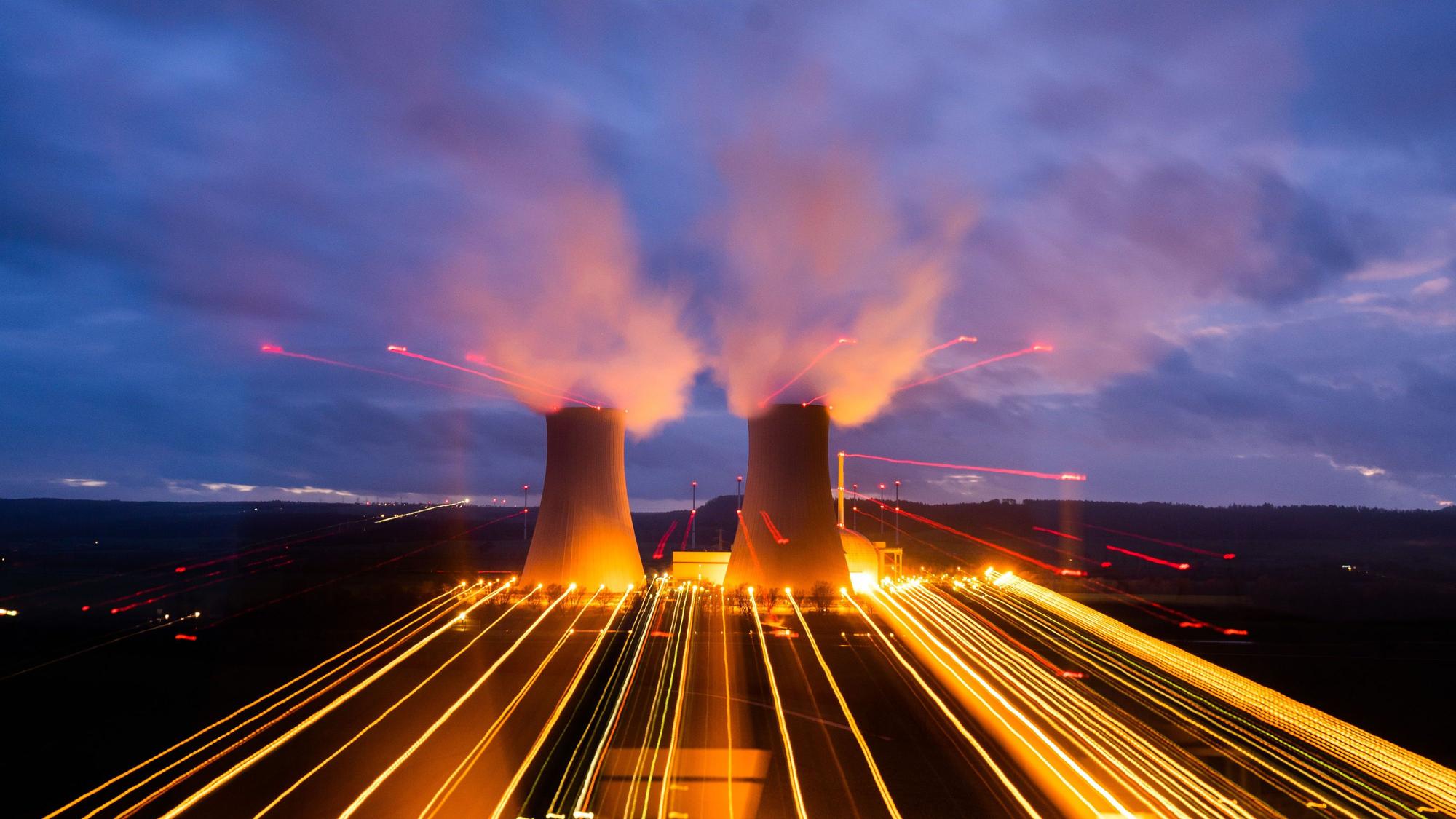 Dampf steigt aus den Kühltürmen des Atomkraftwerks Grohnde auf (Langzeitbelichtung mit Zoomeffekt).