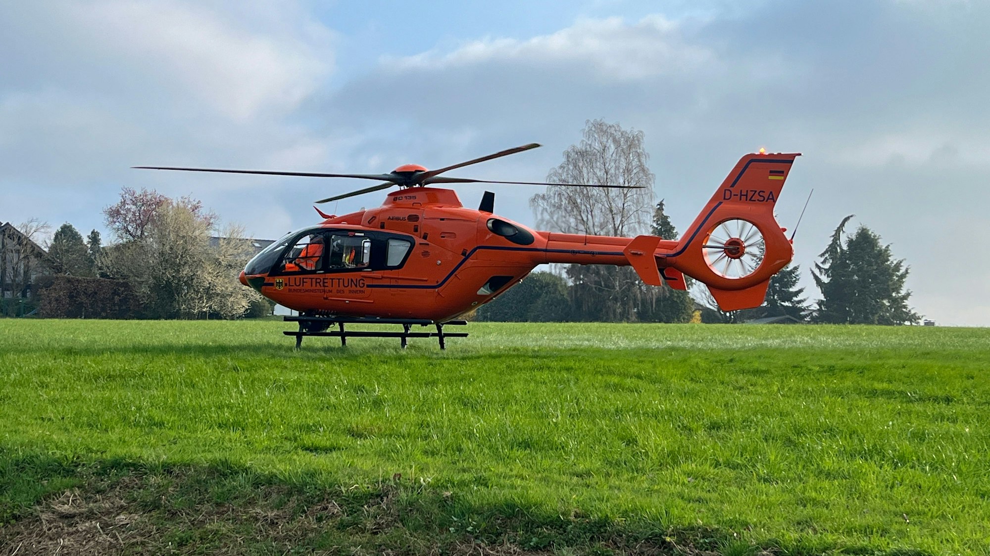Der Rettungshubschrauber Christoph 3 brachte einen Notarzt an die Einsatzstelle. Er landete auf einer Wiese in der Nähe der Straße Eltersbach.