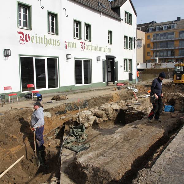 Archäologen graben Keller vor einem alten Weinhaus aus